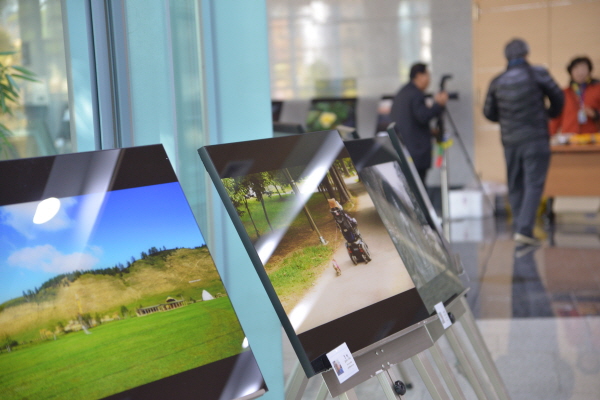 회원들의 사진은 다양한 형태로 전시되었다