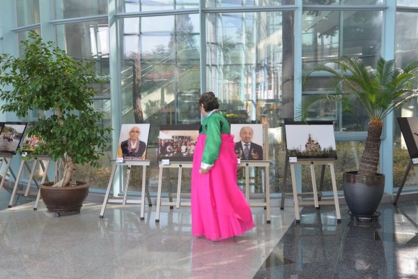 한복을 곱게 차려입고 축하행사에 참여해 작품을 살펴보는 시민