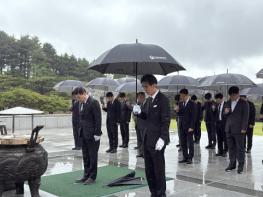태극기로 새긴 감사… 한국교육시설안전원, 국립현충원서 봉사의 손길 기사 이미지